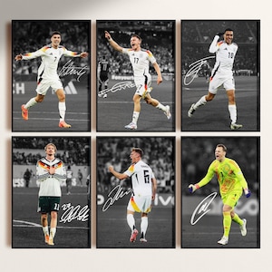 Puede incluir: Un conjunto de seis impresiones fotográficas en blanco y negro enmarcadas que muestran a jugadores de fútbol de la selección alemana en acción. Cada imagen presenta a un jugador con camiseta blanca, excepto un portero en amarillo neón, con firma.