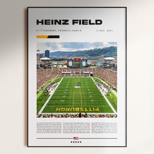 Puede incluir: Un póster enmarcado del Heinz Field, hogar de los Steelers de Pittsburgh, con el texto "Heinz Field" en la parte superior. La imagen muestra un estadio lleno durante un partido, con la palabra "Pittsburgh" en el campo.
