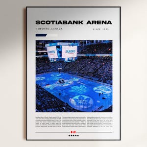 Puede incluir: Un póster enmarcado de Scotiabank Arena en Toronto, Canadá. La imagen muestra un partido de hockey con espectadores. El texto "SCOTIABANK ARENA" y "TORONTO, CANADA" se ven en la parte superior del póster.