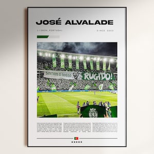 Puede incluir: Póster enmarcado con una escena de estadio, pancartas verdes y blancas y el texto "JOSÉ ALVALADE" y "LISBOA, PORTUGAL DESDE 2003". La imagen muestra un campo de fútbol con aficionados y banderas, con texto portugués.