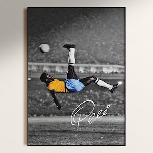 Könnte beinhalten: Schwarz-Weiß-Druck eines Fußballspielers in der Luft, der einen Fallrückzieher ausführt. Der Spieler trägt ein gelbes Trikot, blaue Shorts und weiße Socken. Die Unterschrift "Pelé" ist in weißer Schrift.
