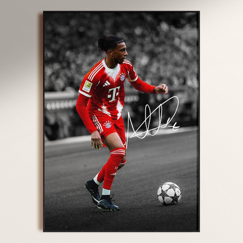 Pode incluir: Impress&atilde;o emoldurada de um jogador de futebol com uniforme vermelho e branco, driblando uma bola de futebol. A assinatura do jogador &eacute; vis&iacute;vel. O fundo &eacute; uma imagem desfocada em preto e branco de uma multid&atilde;o.