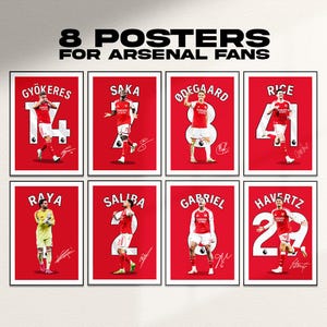 Pode incluir: Um conjunto de 8 cartazes para fãs do Arsenal com jogadores de futebol individuais em equipamentos vermelhos e brancos. Cada cartaz exibe o nome do jogador, o número da camisola, um gráfico do atleta e uma assinatura num fundo vermelho.