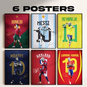 Puede incluir: Seis pósteres enmarcados con futbolistas: Ronaldo, Messi, Neymar Jr., Mbappe, Harland y Lamine Yamal. Cada póster muestra a un jugador con la camiseta de su equipo, con su nombre y firma. Los pósteres tienen un marco negro.