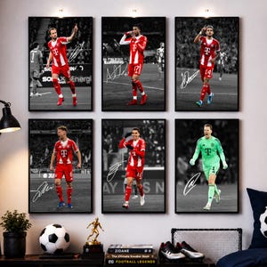 Puede incluir: Un conjunto de seis cuadros de pared con fotografías de acción en blanco y negro de jugadores de fútbol con camisetas rojas y blancas, y un jugador con camiseta verde. Cada impresión incluye una firma blanca sobre la imagen.