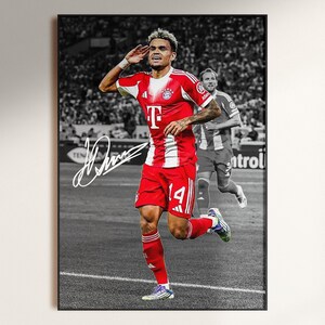 Pode incluir: Impress&atilde;o emoldurada de um jogador de futebol com uniforme vermelho e branco, saudando a multid&atilde;o. O jogador corre em um campo verde, com um fundo em preto e branco do est&aacute;dio e da multid&atilde;o. A camisa do jogador tem o n&uacute;mero 14.