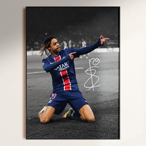 Pode incluir: Fotografia a preto e branco emoldurada de um jogador de futebol a celebrar em campo. O jogador, de joelhos, usa uma camisola azul com riscas vermelhas e o logótipo da Qatar Airways. O número 29 é visível na camisola e nos calções.