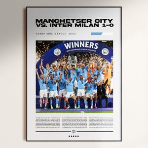 以下が含まれることがあります： 「MANCHETSER CITY VS. INTER MILAN 1-0 CHAMPIONS LEAGUE 2023」のテキストが入った額入りのポスター。画像には、トロフィーを持ち、勝利を祝うチームが写っており、その上に「WINNERS」の文字があります。ポスターは黒いフレームに入っています。