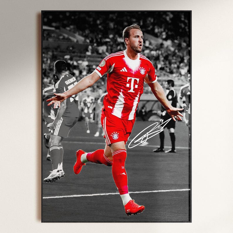 Pode incluir: Impress&atilde;o emoldurada de um jogador de futebol com uniforme vermelho e branco, em plena a&ccedil;&atilde;o sobre um fundo em preto e branco. O jogador usa chuteiras e meias vermelhas. A impress&atilde;o inclui uma assinatura.