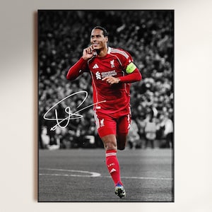 Könnte beinhalten: Gerahmter Druck mit einem Fußballspieler in roter Uniform, mit dem Logo des FC Liverpool und einer Unterschrift. Der Spieler rennt auf einem Feld, mit einer Menschenmenge im Hintergrund. Das Bild ist farbig mit einem schwarz-weißen Hintergrund.