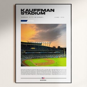 Könnte beinhalten: Ein gerahmtes Poster mit dem Kauffman Stadium in Kansas City, Missouri, mit dem Text "Kauffman Stadium" oben. Das Bild zeigt ein Baseballspiel unter einem Sonnenuntergangshimmel. Das Poster enthält den Text "Seit 1973".