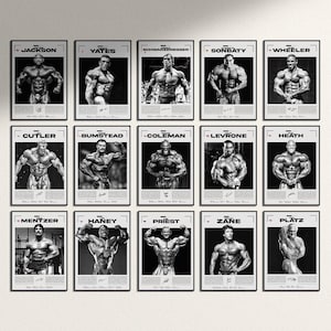 Puede incluir: Una colección de quince pósteres en blanco y negro que muestran a culturistas profesionales en varias poses. Cada póster incluye el nombre del atleta en la parte superior, un retrato fotográfico y una sección de texto con una firma en la parte inferior.