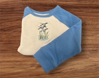 刺繍入りマガモの子供用シャツ • 池の上を飛ぶアヒル • 自然野生動物の刺繍 • アウトドア用子供用Tシャツ • アヒル好きの子供へのギフト
