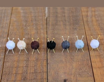 Boucles d'oreilles boule de laine en tricot, pelote de laine couleurs neutres, aiguilles à tricoter miniatures, cadeau pour tricoteuse, noir, blanc, cadeau de la Saint-Valentin pour tricoteuse