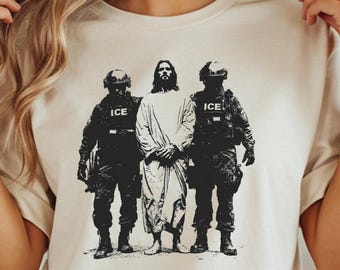 Camiseta sarcástica sobre los derechos de los inmigrantes, con diseño gráfico anti-ICE y Jesús arrestado.