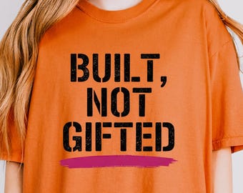 フィットネスにインスパイアされたシャツ、Built Not GiftedのモチベーションアップワークアウトTシャツ