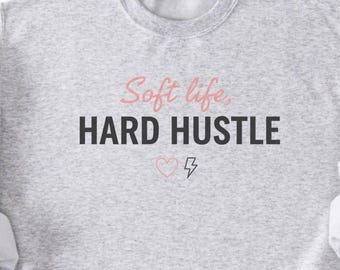 モチベーションを高めるシャツ、「Embrace the Soft Life」と「Hard Hustle」Tシャツ