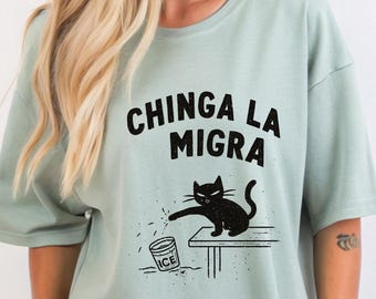 チンガ・ラ・ミグラのシャツ、移民賛成派の面白いTシャツ、ICE廃止を訴える猫のデザイン