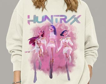 Camiseta de fã do grupo feminino de K-pop HUNTRIX, com estética anime, cyberpunk e streetwear inspirado em música.