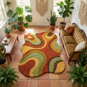Op de afbeelding: Een kleurrijk vloerkleed in retrostijl met een golvend patroon in tinten oranje, bruin, geel en groen. Het kleed ligt op een betegelde vloer, omringd door planten en een vintage bank, wat een gezellige sfeer creëert.