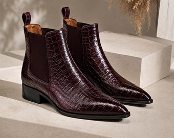 Handgefertigte Chelsea Boots aus burgunderrotem, krokodilgeprägtem Echtleder für Damen | Stiefeletten mit spitzer Zehenpartie