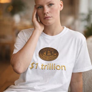 Fräulein Billionär Script Logo T-Shirt | Goldfolien-Typografie, minimalistisches Luxusdesign
