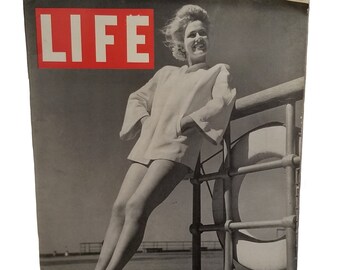 Vintage Life Magazine World War 2 Era Model Wearing Short Coat with War Articles and Advertising - 20 juli 1942