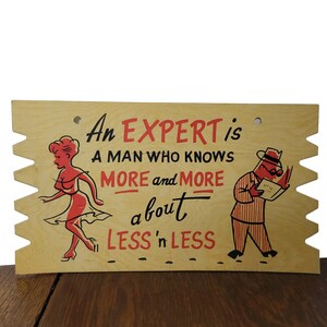 Vintage Postal 1950s Komic Kard Humor - Cartón grueso - Hecho en Japón - Un experto es un hombre que sabe más y más sobre menos y menos