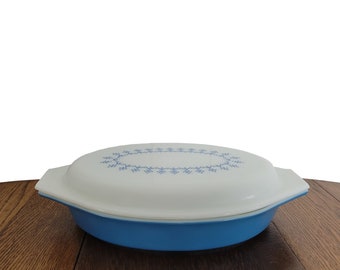 Vintage Pyrex Dish Divided Two Side Dish - Patrón de guirnalda de copo de nieve azul con tapa a juego - 1 cuarto de galón de tamaño Made in USA
