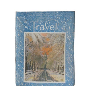 Pu&ograve; includere: Una copertina di rivista vintage che mostra una scena invernale innevata con una strada fiancheggiata da alberi. La rivista si chiama "Travel" e il testo "Enjoying Winter Sports in Colorado, Golden California - A State of Exhilaration, Through the Neutral Netherlands" &egrave; visibile.