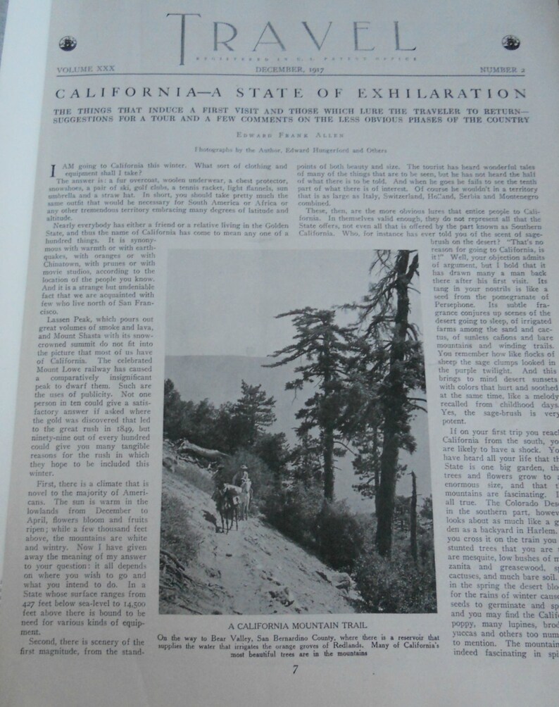 Pu&ograve; includere: Una fotografia in bianco e nero di un sentiero di montagna in California. Il sentiero &egrave; fiancheggiato da alberi e la foto mostra un'occhiata a un cavallo e un cavaliere in lontananza.