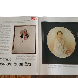 Op de afbeelding: Een magazine spread uit LIFE magazine met een zwart-wit portret van Franklin Delano Roosevelt en een kleurenportret van Lucy Mercer Rutherfurd. De tekst op de pagina luidt "Nine light on the revolution of Franklin Roosevelt's 30-year affection for Lucy Mercer Rutherfurd" en "Romantic Footnote to an Era".