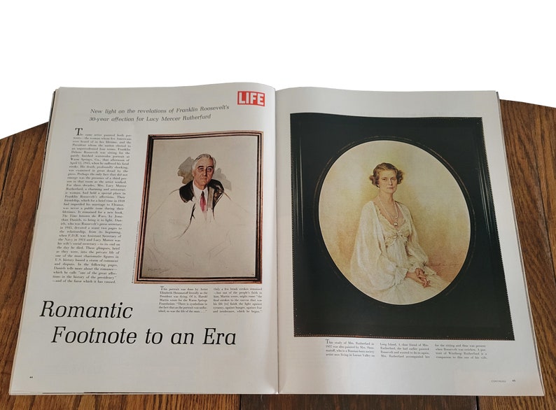 Op de afbeelding: Een magazine spread uit LIFE magazine met een zwart-wit portret van Franklin Delano Roosevelt en een kleurenportret van Lucy Mercer Rutherfurd. De tekst op de pagina luidt "Nine light on the revolution of Franklin Roosevelt's 30-year affection for Lucy Mercer Rutherfurd" en "Romantic Footnote to an Era".