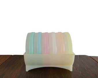 Vintage Tupperware Untersetzer Set mit Halter - Pastellfarben Hellblau Gelb Pink und Grün - Vintage Küchen Dekor 1960er Jahre