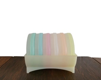 Vintage Tupperware onderzetters set van zes met houder - pastelkleuren lichtblauw geel roze en groen - vintage keukendecor jaren 1960