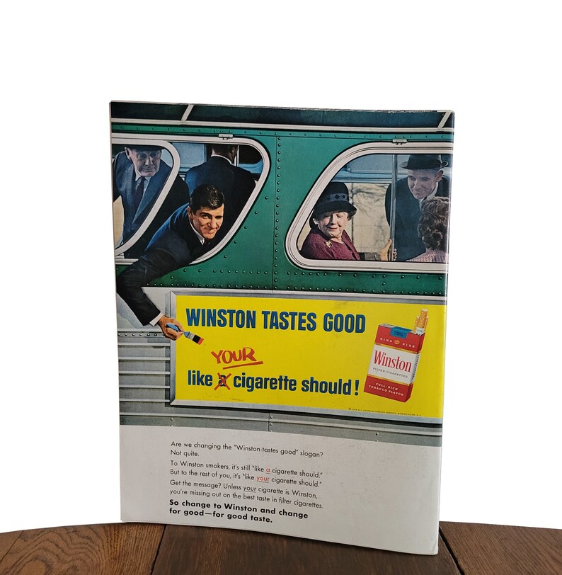 Op de afbeelding: Een vintage advertentie voor Winston-sigaretten met een bus met passagiers die uit de ramen kijken. De advertentietekst luidt "Winston tastes good, your like a cigarette should!" en "So change to Winston and change for good - for good taste."