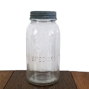Słoik Mason Vintage Ball Jar z oryginalną cynkową opaską i szklaną pokrywką - szkło przezroczyste - pojemność pół galona - uchwyty ułatwiające trzymanie