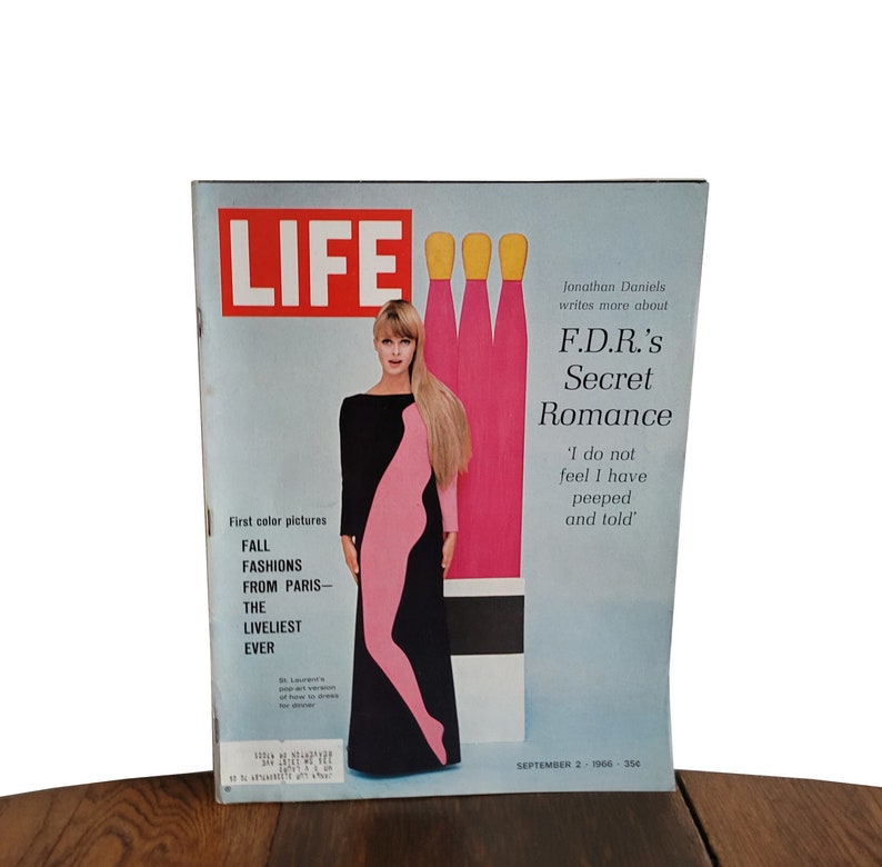 Op de afbeelding: Een vintage LIFE-magazinecover met een vrouw in een zwarte en roze jurk. De tekst op de cover luidt "F.D.R.'s Secret Romance" en "'I do not feel I have peeped and told'". De datum op de cover is 2 september 1966.