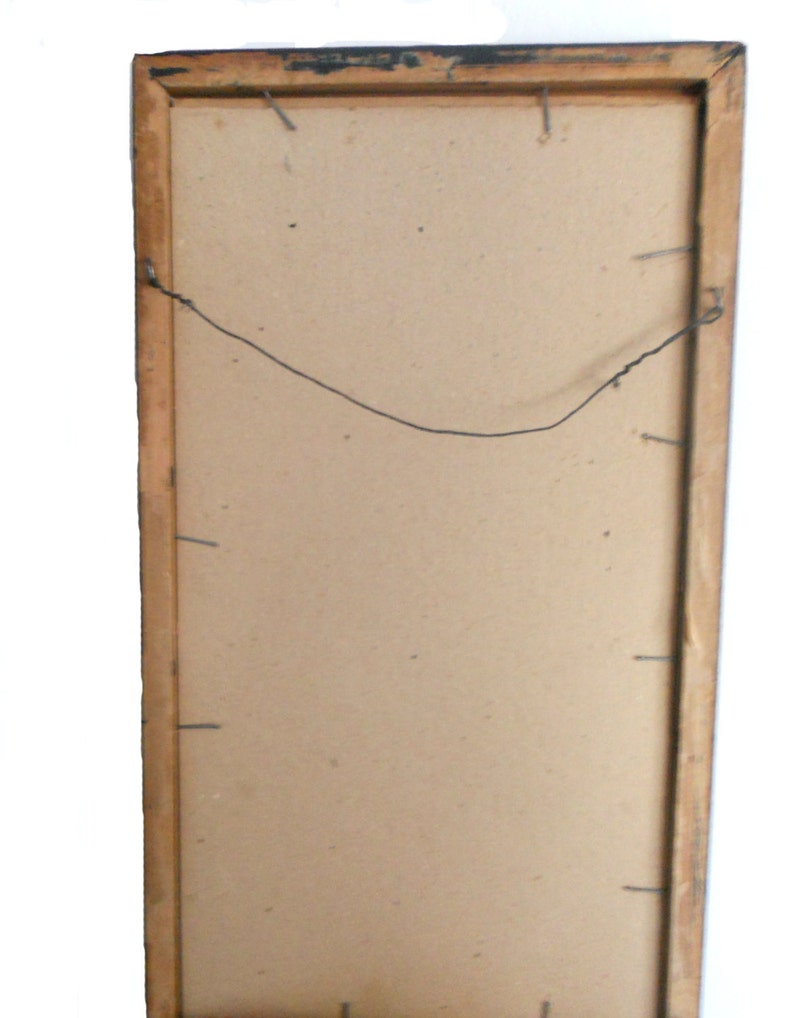 Puede incluir: Parte trasera de una obra de arte enmarcada rectangular. El marco es de madera con un acabado oscuro. Un alambre est&aacute; tendido en la parte posterior para colgarlo. El respaldo es de color marr&oacute;n claro y el marco est&aacute; asegurado con peque&ntilde;as clavijas.