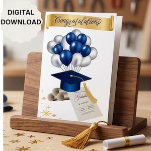 Può includere: Un biglietto di laurea digitale con un banner dorato con la scritta Congratulations, un grappolo di palloncini blu e bianchi, un tocco blu con nappa dorata e un diploma arrotolato su uno sfondo bianco.