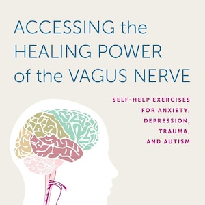 Può includere: Copertina del libro con il titolo "ACCESSING the HEALING POWER of the VAGUS NERVE". Dettaglia esercizi di auto-aiuto per ansia, depressione, traumi e autismo. Con illustrazione del cervello e nome dell'autore, Stanley Rosenberg.