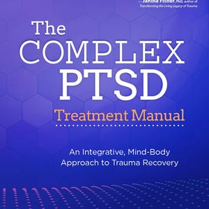 Può includere: Copertina di un libro con uno sfondo sfumato blu e viola. Il titolo "The COMPLEX PTSD Treatment Manual" è in grandi lettere bianche. Il nome dell'autore, Arielle Schwartz, PhD, è in basso, con una citazione in alto.