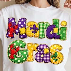 Könnte beinhalten: Weißes T-Shirt mit dem Schriftzug "Mardi Gras" in bunten Buchstaben im Patchwork-Stil. Die Buchstaben sind mit Punkten, Karos und einer Fleur-de-Lis verziert, mit einem roten Krebs auf dem "M" und "G".
