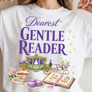 Könnte beinhalten: Weißes T-Shirt mit lila Aufdruck "Dearest Gentle Reader". Das Design zeigt eine Pferdekutsche, eine Teetasse, Makronen und ein offenes Buch. Das Design ist mit goldenen Sternen akzentuiert.