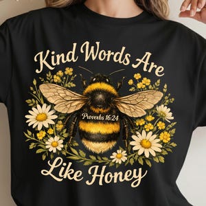 Puede incluir: Un conjunto de tres jarrones de cerámica de diferentes alturas y formas. Los jarrones están esmaltados con un acabado blanco mate, ofreciendo una estética minimalista. El jarrón más alto mide aproximadamente 25 cm de alto.