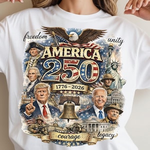 Puede incluir: Camiseta blanca con un diseño patriótico que celebra el 250 aniversario de América. El diseño incluye el texto "AMERICA 250" con los años 1776-2026, figuras históricas, la Campana de la Libertad y la bandera estadounidense.