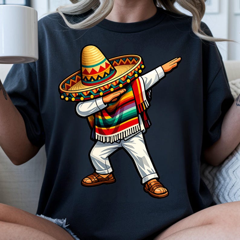 Pode incluir: Uma camiseta preta com uma ilustra&ccedil;&atilde;o de desenho animado de uma pessoa fazendo dab, usando um chap&eacute;u mexicano, uma serape colorida, cal&ccedil;as brancas e sand&aacute;lias marrons. O chap&eacute;u mexicano &eacute; amarelo com detalhes em vermelho, verde e amarelo. A serape &eacute; listrada.