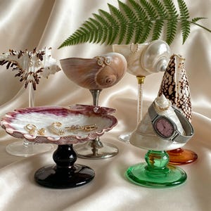 Vintage Mother of Pearl Pedestal Shell Trinket Dish,French Cream Mid-Century Scalloped Jewelry Holder, Conch Decor Stand,Natural Conch Decor