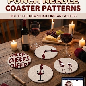 Könnte beinhalten: Bild eines Wein-Themen-Punch-Needle-Untersetzer-Mustersets. Die Untersetzer zeigen Weingläser, Flaschen und den Text "Cheers". Eine Weinflasche, Gläser, Käse und Kerzen stehen auf einem Holztisch. Der Text "Wine Lover Punch Needle Coaster Patterns" steht oben.