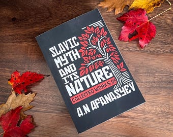 Könnte beinhalten: Ein schwarzes Buch mit weißem Text, der "Slavic Myth and Its Nature Collected Works of A.N. Afanasyev" lautet. Der Buchumschlag zeigt einen stilisierten roten Baum mit weißen Ästen und Blättern.